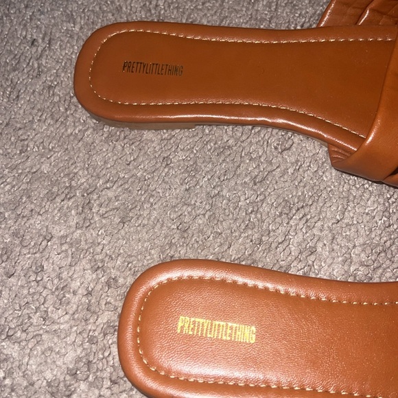 NWOT PrettyLittleThing Sandals Wmns Size 8 - Picture 2 of 2
